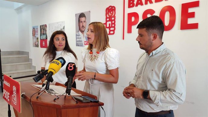 La secretaria de Organización del PSOE de Cádiz y portavoz del PSOE en la Diputación, Ana Carrera, junto al portavoz municipal del PSOE en el Ayuntamiento de Barbate, Javier Rodríguez, en rueda de prensa.