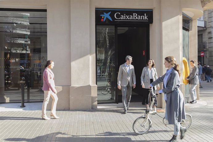 Archivo - Oficina exterior de CaixaBank.