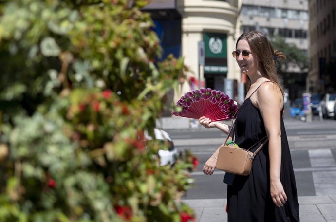 Archivo - Una mujer con abanico en una calle del centro de Madrid, a 21 de agosto de 2023, en Madrid (España). 