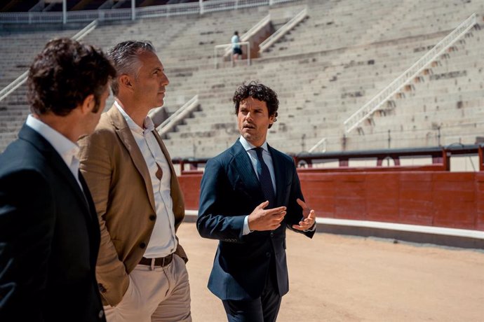 Archivo - El director del Centro de Asuntos Taurinos, Miguel Abellán, y el consejero de Medio Ambiente, Agricultura e Interior de la Comunidad de Madrid, Carlos Novillo, a 10 de agosto de 2023, en Madrid (España). 