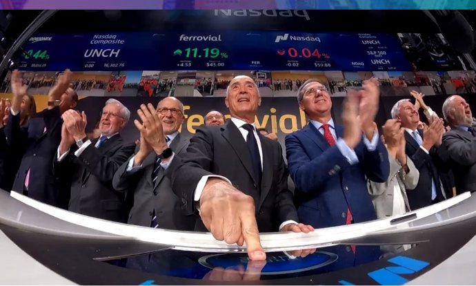 Archivo - El presidente de Ferrovial, Rafael del Pino, toca la campana digital en la Bolsa de Nueva York