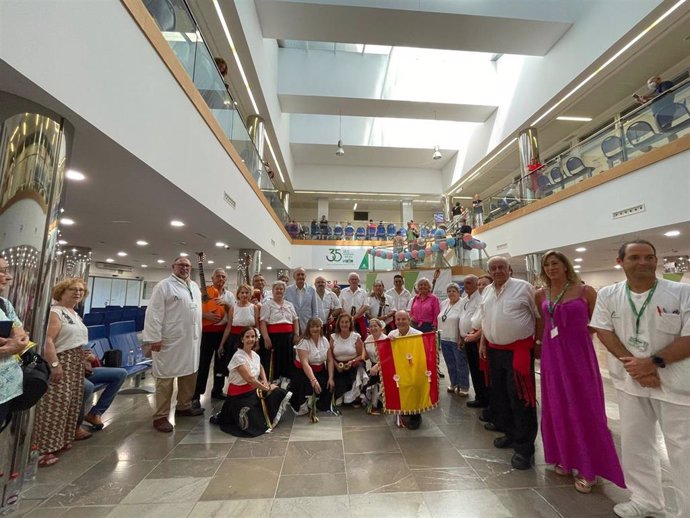 Los pacientes del Hospital Clínico recibe la visita del alcalde de Málaga