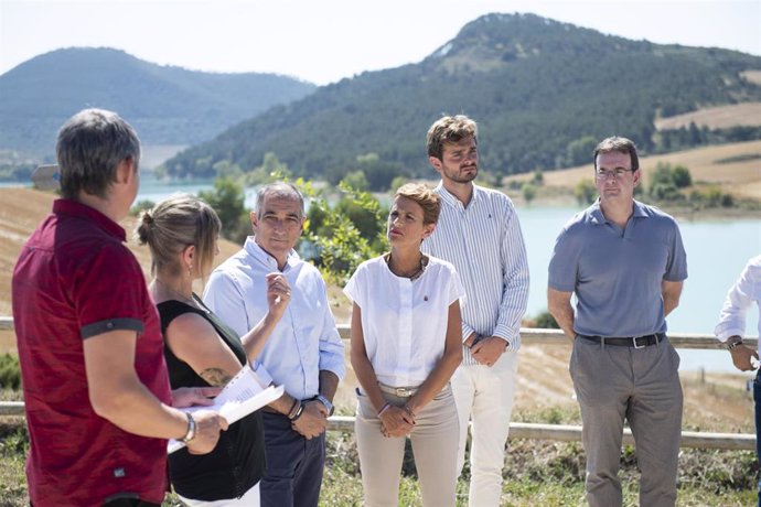 La presidenta Chivite visita el nuevo cinturón forestal y sendero ecológico del embalse de Alloz.