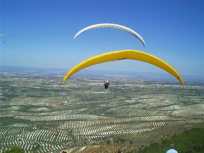 Archivo - Vuelo en parapente en el Parque Natural de Sierra Mágina