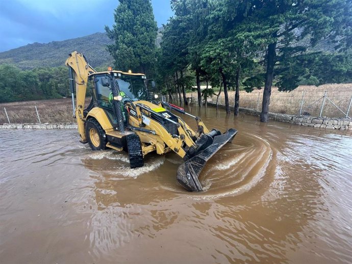 Técnicos de Carreteras del Consell de Mallorca en una carretera afectada por la DANA en Mallorca.