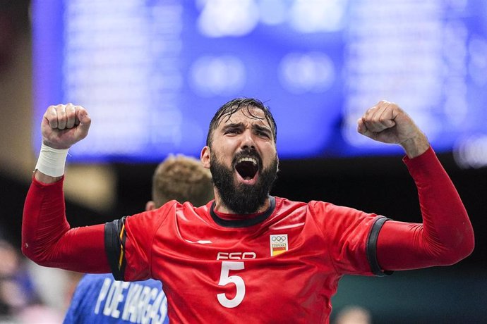 El jugador español de balonmano Jorge Maqueda celebra un triunfo en Paris 2024.