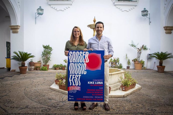 Sara Alguacil y Francisco Javier Maestre muestran el cartel del I Sanseb Music Fest.