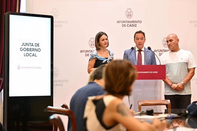 El primer teniente de alcalde del Ayuntamiento de Cádiz, José Manuel Cossi, acompañado por el teniente de alcalde del área de Medio Ambiente, José Carlos Teruel, y la responsable de Desarrollo Económico, Beatriz Gandullo.