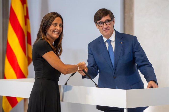 La nueva consellera de Educación y Formación Profesional, Esther Niubó, y el presidente de la Generalitat de Catalunya, Salvador Illa, durante el acto de toma de posesión del Govern catalán, a 12 de agosto de 2024, en Barcelona