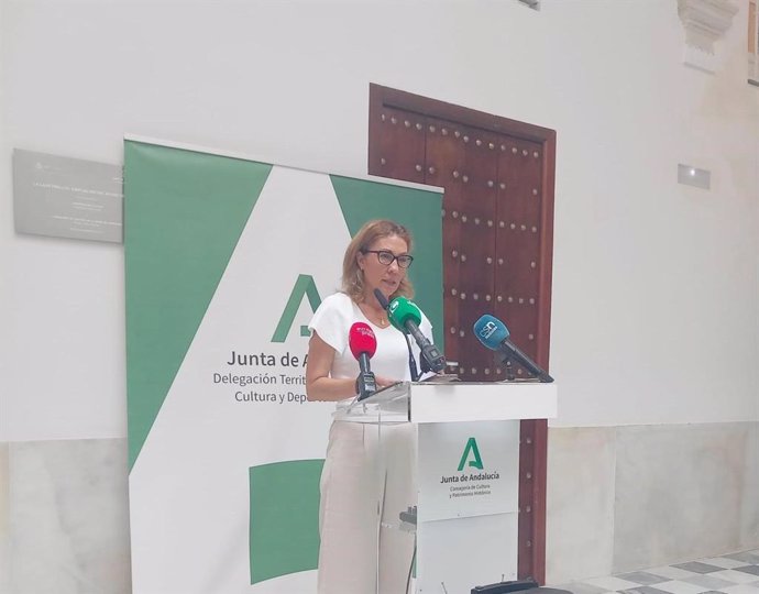 Archivo - La delegada territorial de Turismo, Cultura y Deporte de la Junta de Andalucía en Cádiz, Tania Barcelona, en rueda de prensa. ARCHIVO