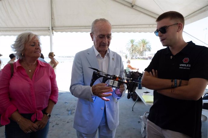 Alcalde de Málaga, Francisco de la Torre, junto a la concejala de Servicios Operativos, Playas y Fiestas, Teresa Porras, visita el dispositivo establecido con motivo del espectáculo pirotécnico y de drones que da comienzo a la Feria