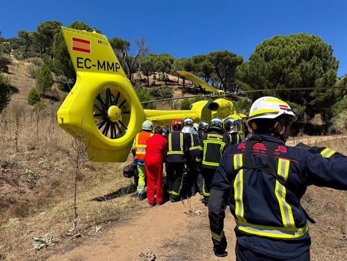 Tres heridos, uno de ellos de 80 años grave, al chocar dos vehículos en la M-501, en Navas del Rey