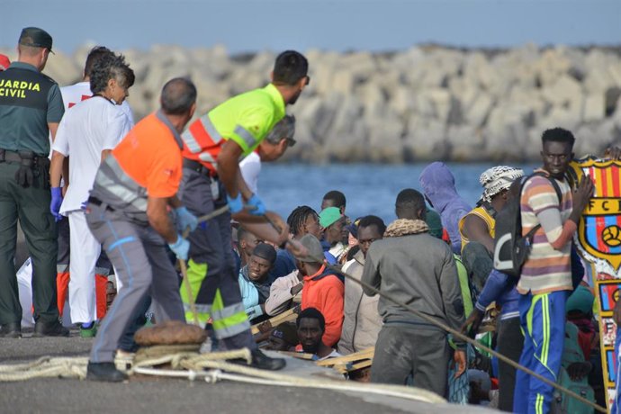 Archivo - Los servicios sanitarios reciben una patera, en el muelle de La Restinga, a 8 de octubre de 2023, en El Hierro, Islas Canarias (España). Durante el día de hoy, 8 de octubre, han llegado a la isla de El Hierro un total de 376 inmigrantes. Esta ma