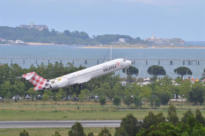 Archivo - Un avión de Volotea en el aeropuerto 'Seve Ballesteros' de Santander.- Archivo