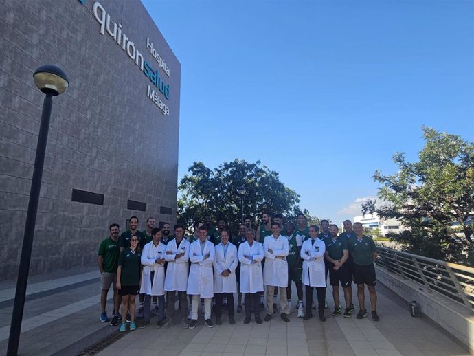 Foto de familia con motivo del desayuno informativo de pretemporada de Unicaja Baloncesto en el Hospital Quirónsalud Málaga.