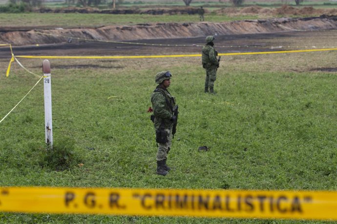 Archivo - 20 January 2019, Mexico, Tlahuelilpan: Mexican army soldiers stand guard during a search operation for the remains of the victims of the Mexican oil company 'Pemex' pipeline explosion that left more than 80 dead and dozens injured on Saturday. 