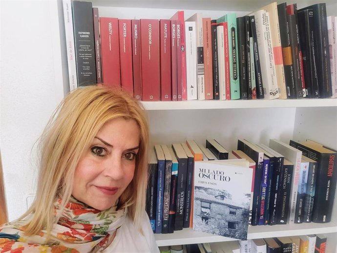 La autora Chus Usón Álvarez con su nueva obra 'Mi lado oscuro' publicada por la editorial Círculo Rojo.