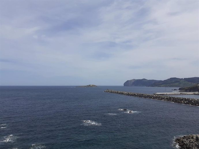 Archivo - Nubes y claros en la costa de Bermeo (Bizkaia).