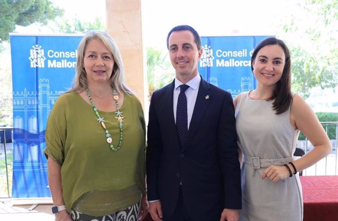 El presidente del Consell de Mallorca, Llorenç Galmés, y la consellera insular de Promoción Económica y Desarrollo Local, Pilar Amate.