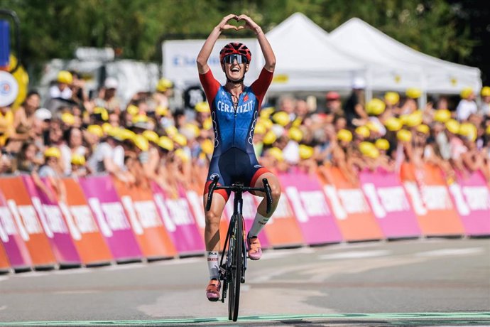 Cédrine Kerbaol celebra su victoria de etapa en la sexta jornada del Tour de Francia femenino 2024