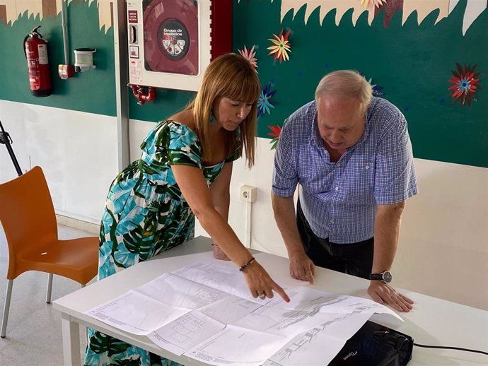 La delegada territorial de Inclusión Social, Juventud, Familias e Igualdad en Málaga, Ruth Sarabia, junto al presidente de la Asociación de Discapacitados Psíquicos San Vicente de Paúl, Paco Martos