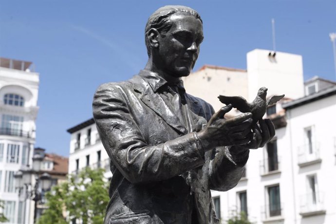 Archivo - La escultura de Federico García Lorca en Madrid, en imagen de archivo