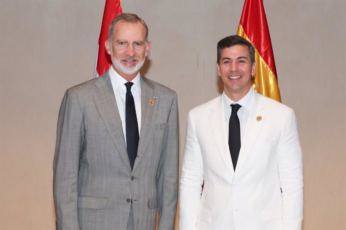 El Rey Felipe VI (i) mantiene un encuentro con el presidente de Paraguay, Santiago Peña 