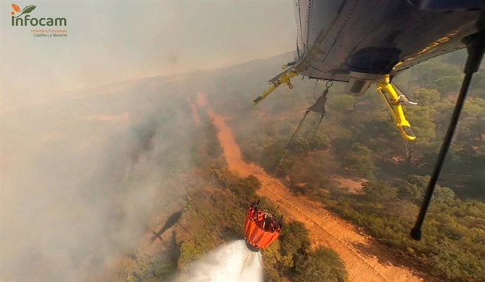 Imágenes del fuego declarado en un paraje de Viso del Marqués (Ciudad Real).