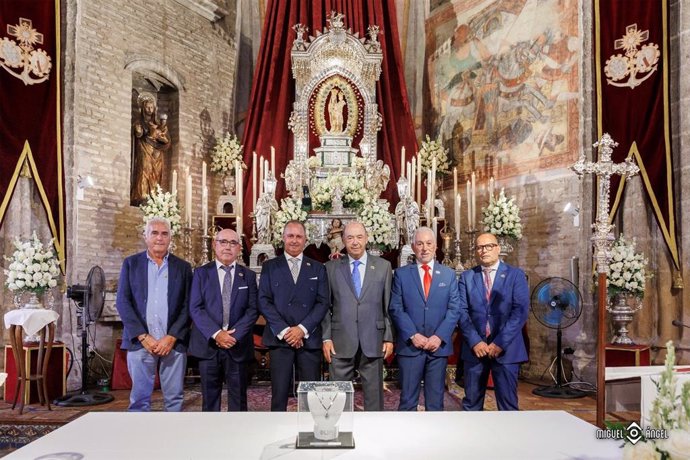 La CR Palos arranca su 25 aniversario con una ofrenda para el ajuar de la Virgen de los Milagros.