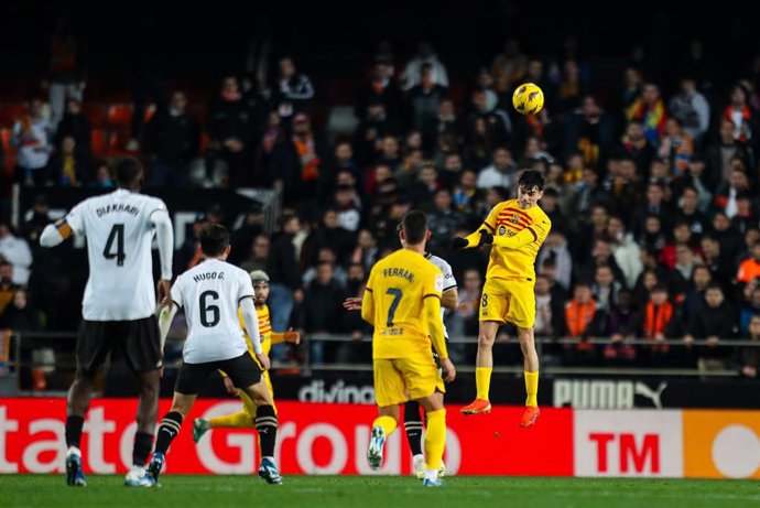 Archivo - Pedro Gonzalez "Pedri" of Barcelona in action during the spanish league, La Liga EA Sports, football match played between Valencia CF and FC Barcelona at Mestalla stadium on December 16, 2023, in Valencia, Spain.