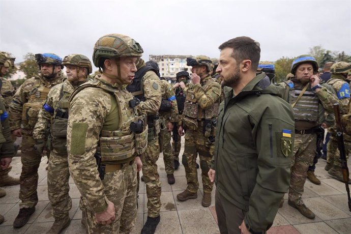 Archivo - Alexander Sirski, comandante en jefe de las FFAA de Ucrania, y el presidente Volodimir Zelenski.