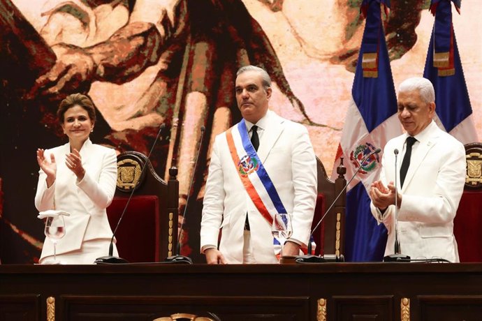 El presidente electo de República Dominicana, Luis Abinader (c), toma posesión de su cargo en el Palacio Nacional, a 16 de agosto de 2024, en Santo Domingo (República Dominicana). El Rey ha viajado a la República Dominicana para asistir al acto de toma 