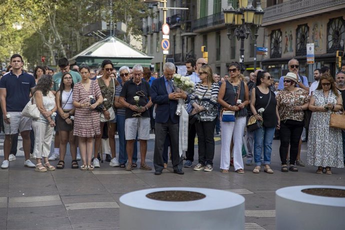 Archivo - Familiares participan en el acto institucional en recuerdo a las víctimas de los atentados del 17A, en la Pla de l’Ós, a 17 de agosto de 2023, en Barcelona.