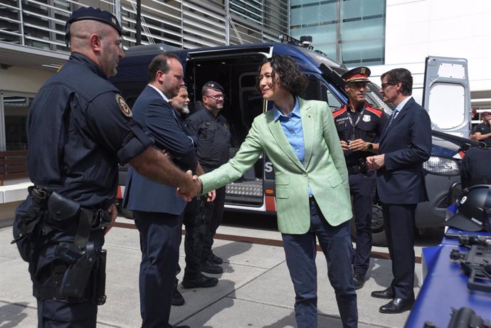 La consellera de Interior, Núria Parlon (3d), saluda durante una visita al Complex Central de Mossos d'Esquadra.