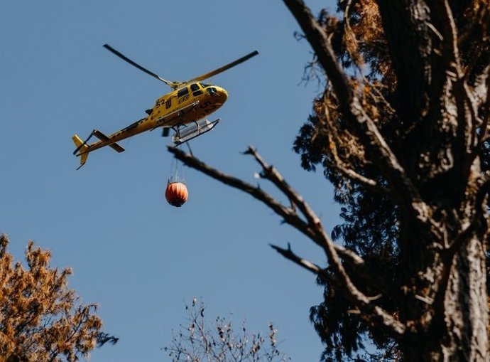 Archivo - Un helicóptero interviene en las labores de extinción del incendio forestal que afecta a la isla de Tenerife desde el pasado 15 de agosto