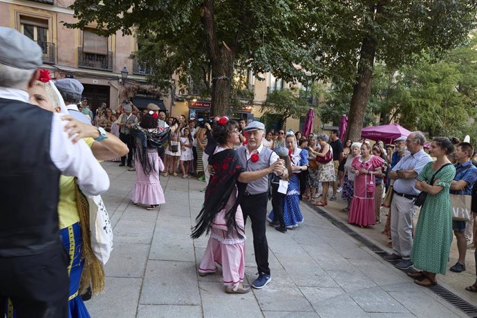 Archivo - Una pareja participa en el Concurso de Chotis y Pasodoble durante las Fiestas de la Paloma. Archivo.