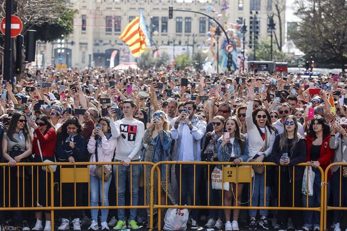 Archivo - Decenas de personas en las calles de València