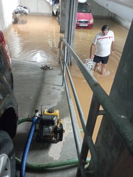 Voluntarios de Creu Roja colaboran en la extracción de agua de un garaje en Menorca.