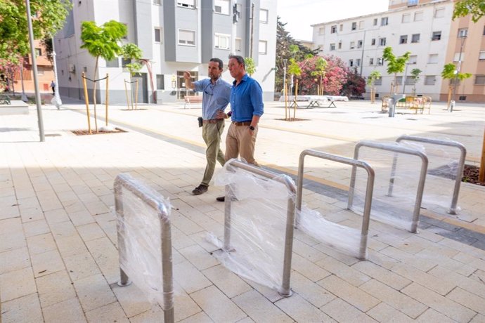 El teniente de alcalde delegado de Urbanismo del Ayuntamiento de Cádiz, José Manuel Cossi, durante su visita a la calle Santo Domingo de la Calzada.