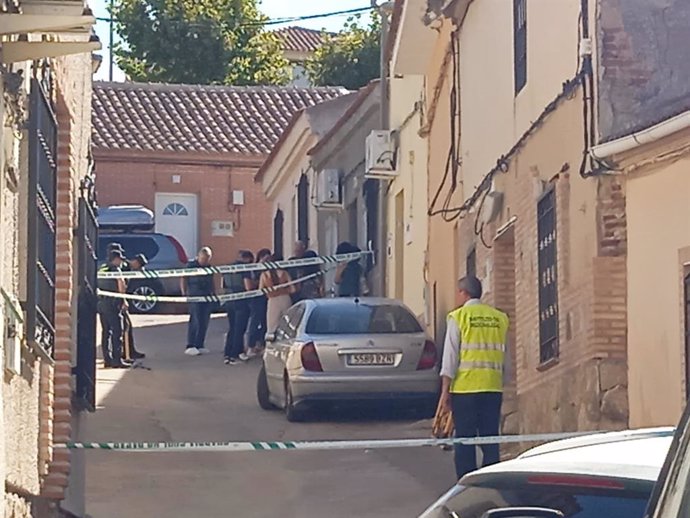 Efectivos de la Guardia Civil en Otero donde un varón ha matado a su hijastra y ha herido a la madre de ésta.