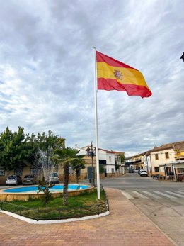 El Ayuntamiento de El Picazo instala una bandera de España de diez metros de altura