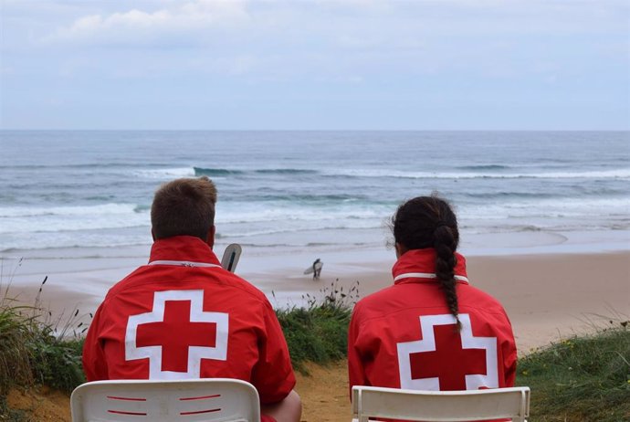 Archivo - Socorristas de Cruz Roja en las playas de Cantabria.-ARCHIVO