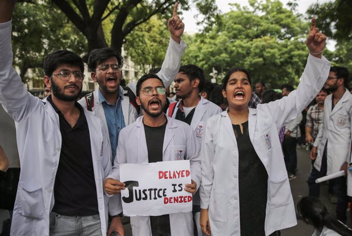 Médicos de India protestan por la violación y el asesinato de una compañera en Calcuta 