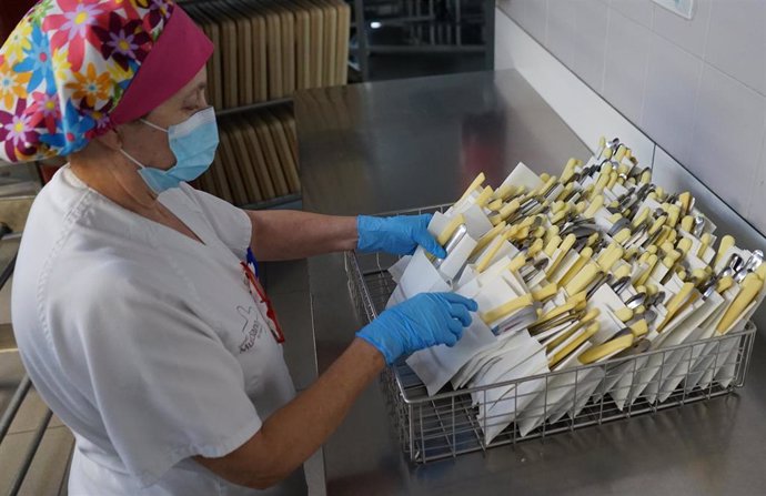 El Hospital de la Arrixaca sigue minimizando el uso de plásticos descartables y extiende esta iniciativa a las cocinas