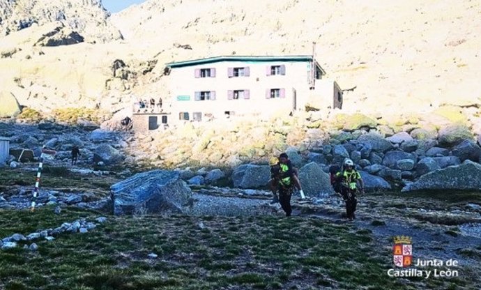 Rescatada una montañera lesionada en la Laguna Grande de Gredos (Ávila).