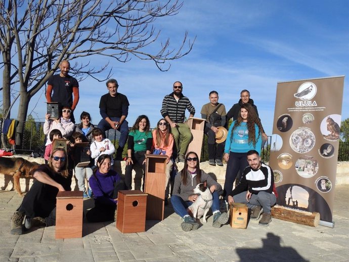 Voluntarios de la asociación Ulula en una jornada de seguimiento de aves.