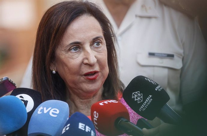 La ministra de Defensa, Margarita Robles, atiende a los medios de comunicación durante su visita al Cuartel General de Despliegue Rápido de la OTAN (HQ NRDC-ESP), a 16 de agosto de 2024, en Bétera, Valencia, Comunidad Valenciana (España). El Cuartel Gener