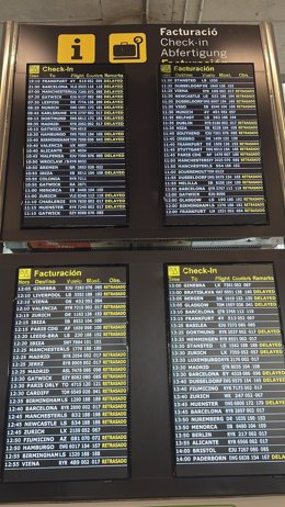 Pantallas informando de retrasos en el aeropuerto de Palma este viernes.