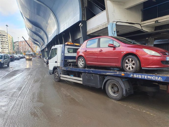 Archivo - Una grúa de rescate transporta un coche tras una noche de intensas lluvias, a 20 de diciembre de 2022, en Vigo, Pontevedra, Galicia (España).