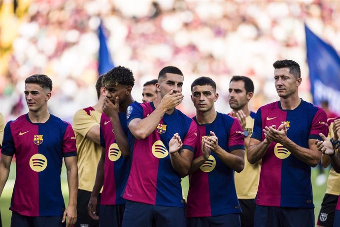 Ferran Torres conversa con Pedri González en el Trofeo Joan Gamper 2024.